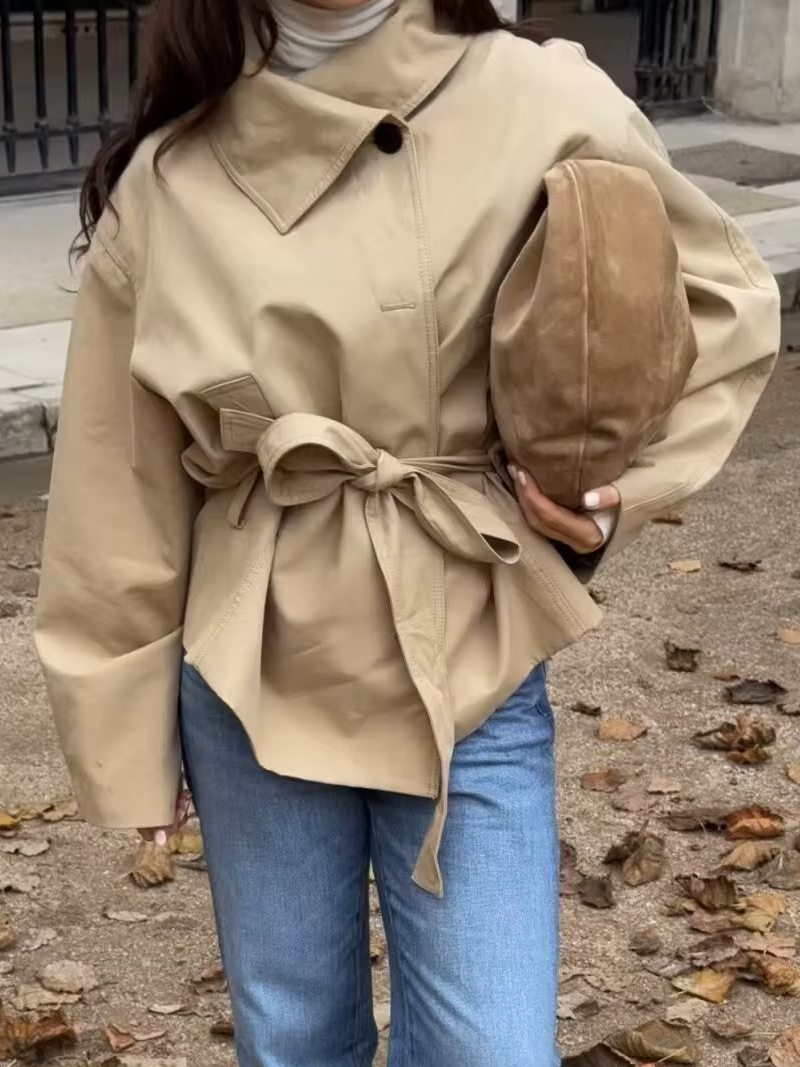 Julie. Asymmetrische, ceintuurgordel trenchcoat