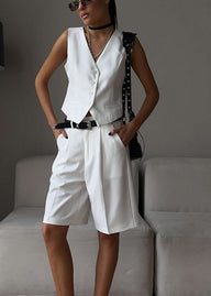 Bianca getailleerd gilet en bermudashort set